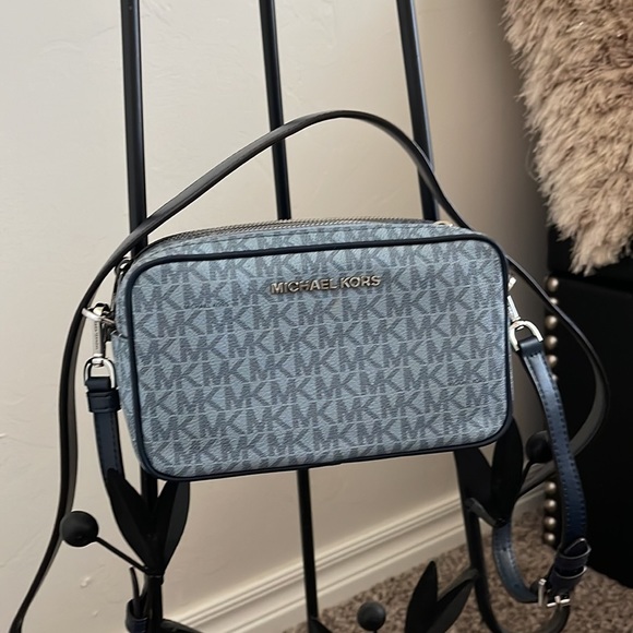 MICHAEL KORS SMALL, camera bag, signature pattern in sky blue w navy blue trim - Picture 2 of 5